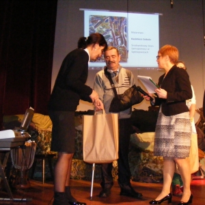 Pan Kazimierz odbiera nagrodę w kategorii malarstwo
